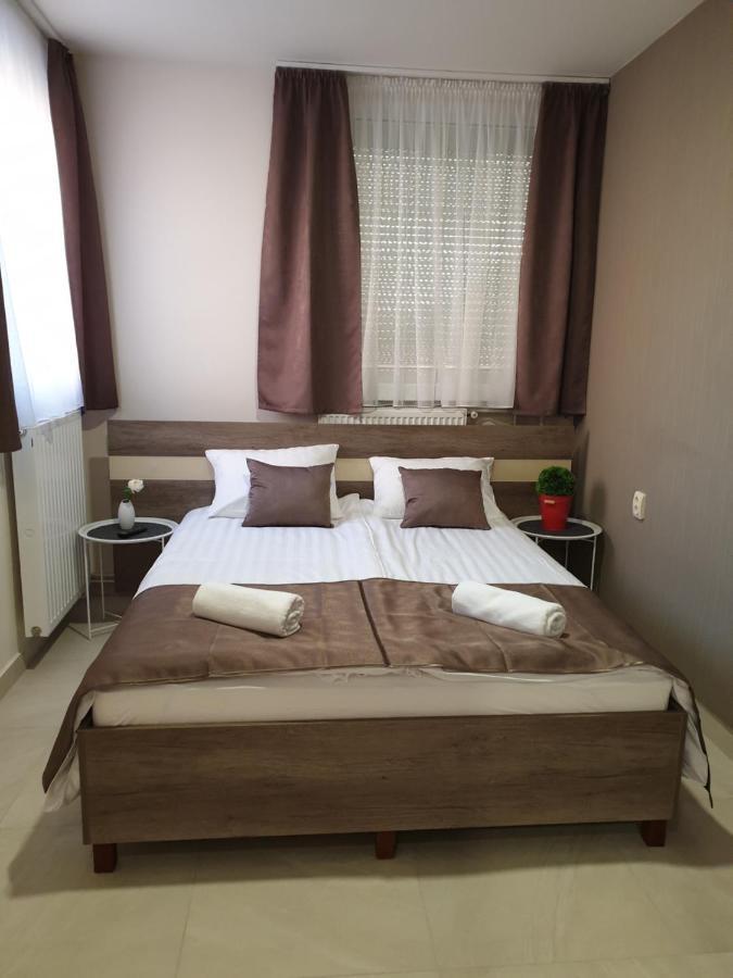 Familia Panzio & Apartmanhaz Gyor Exterior photo