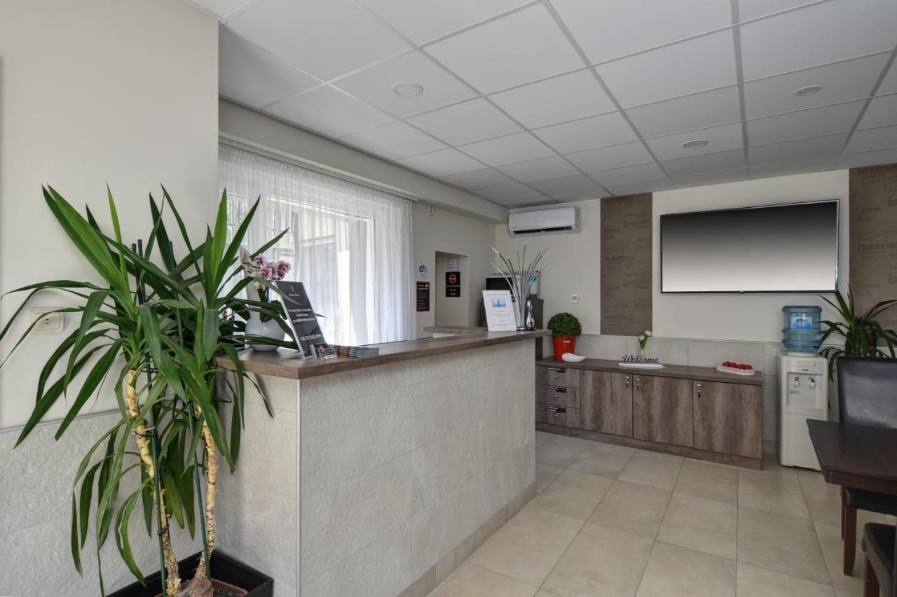 Familia Panzio & Apartmanhaz Gyor Exterior photo